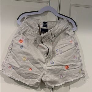 ⭐️Host Pick⭐️GAP  Kids size 14 Embroidered Cream Shorts